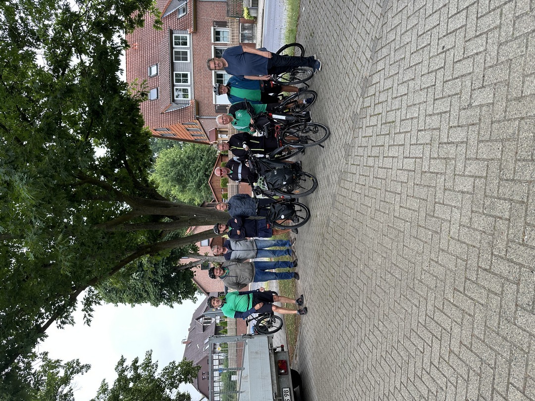 TVB-Radler mit ihren Fahrrädern vor dem Start
