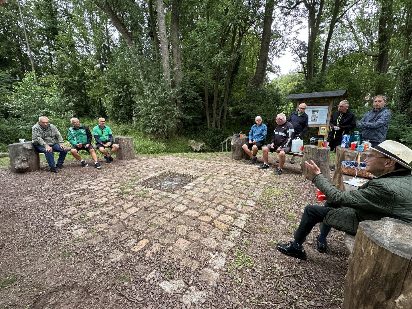 Die Gruppe während einer Pause am Wassererlebnisplatz